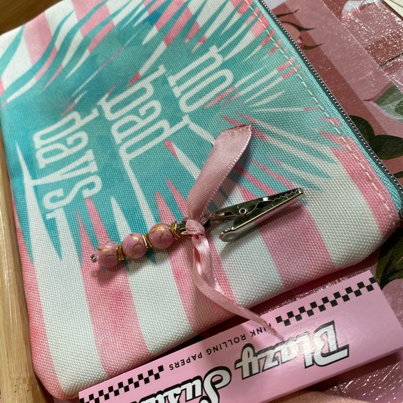 When A Woman Smokes Travel Kit 💨 - Picture 9 of 11